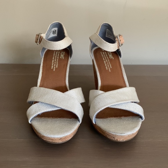 Toms Shimmery Cream and Tan Wedge Sandals - Women’s Size 8 - Picture 3 of 7